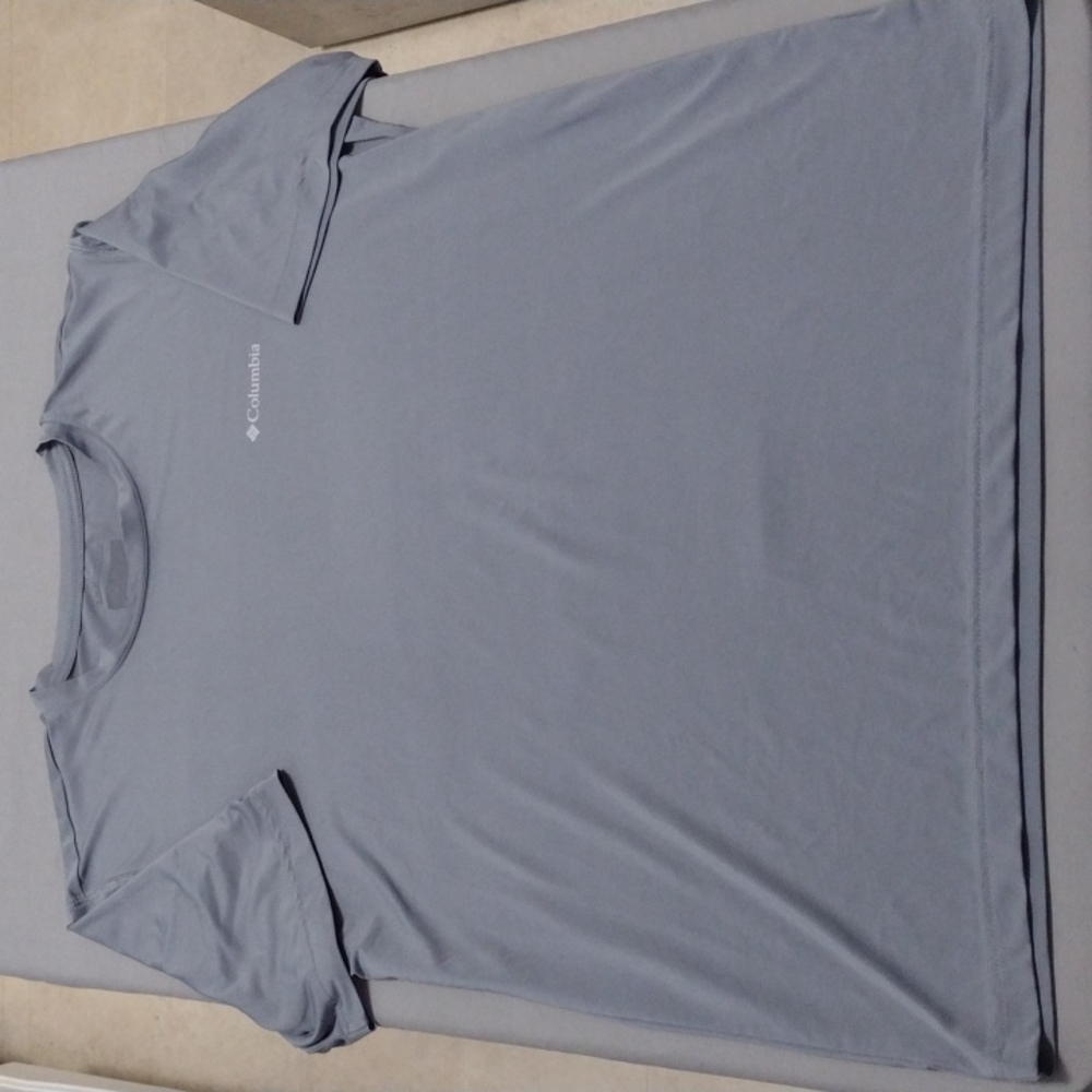 Columbia Omni- Wick Men's Gray T-shirt* Excellent Used Condition*